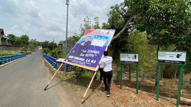 
					Tidak Sesuai Aturan, Panwascam Tertibkan Pemasangan APK Caleg di Kecamatan Gembong Pati