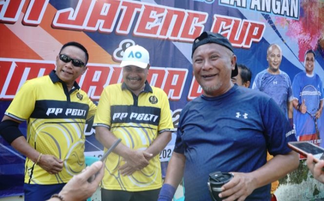 
					Pj Bupati Pati Henggar Budi Anggoro, Jumat (21/7), memberikan keterangan kepada media saat membuka Kejuaraan Tenis Lapangan Pelti Jateng Cup & Samarinda Cup di Lapangan Tenis Kantor Bakorwil Kabupaten Pati