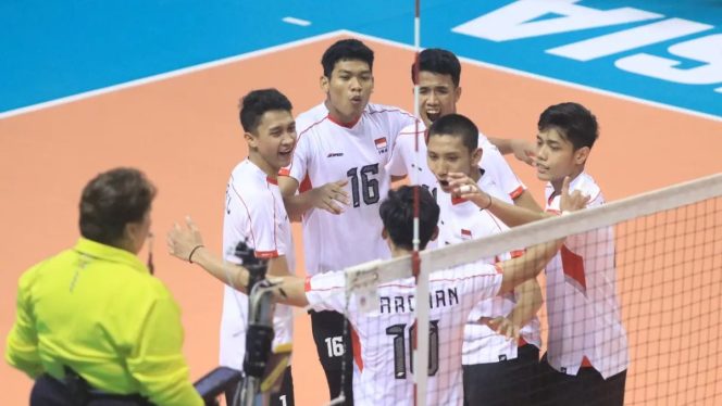 
					Timnas voli putra Indonesia U-20 saat berduel lawan Hong Kong di DBL Arena, Surabaya, Selasa (23/7/2024)