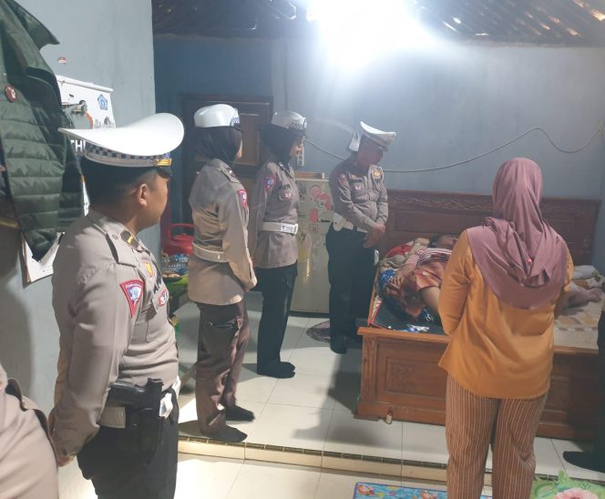 
					Ops Patuh Candi 2024,Satlantas Polresta Pati Anjangsana Datangi Keluarga Korban Laka