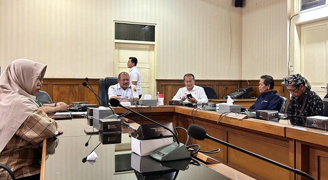 
					Asosiasi MuseumDaerah (AMIDA) bersama Forum Komunikasi Peduli Cagar Budaya Muria sedang melakukan audiensi berjama Pj.Bupati Pati dalam rangka rintisan pembuatan museum daerah di kabupaten Pati.Rabu (28/8/2024)