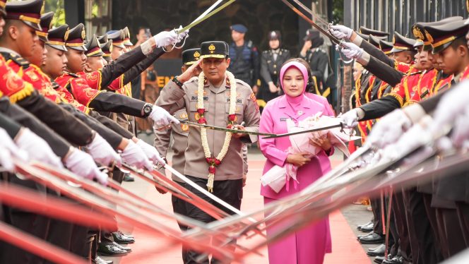 
					Penyambutan Meriah Untuk Kapolda Jateng Yang Baru Dengan Tradisi Dan Penghormatan