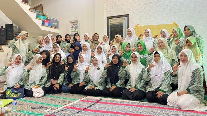 
					Umi Nadliroh bersama Ranting Fatayat NU Bumirejo,Margorejo,Pati,Jawa Tengah,Jumat 9/8/2024 (LemonsNews.com)