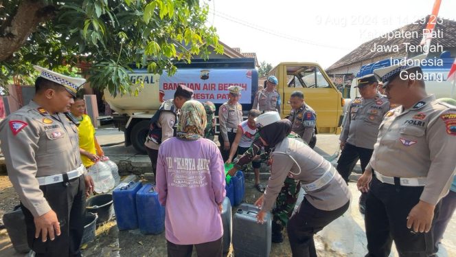 
					Satlantas Polresta Pati Salurkan Bantuan Air Bersih ke Warga Jakenan dan Gabus