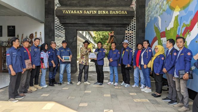 
					H.Saiful Arifin sebagai Ketua Karang Taruna Kabupaten Pati,menerima kunjungan dari Pengurus Karang Taruna Kabupaten Temanggung di Kampus Universitas Safin Pati (USP),Minggu (11/8/2024)