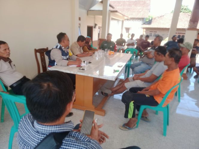 
					Mediasi di kantor Balaidesa Waturoyo dihadiri masing-masing pihak dan saksi,Senin (12/8/2024)