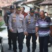 Kapolresta Pati Kombes Pol Andhika Bayu Adhittama didampingi Kapolsek Pati Iptu Heru Purnomo saat giat Jumat Berkah,Jumat (16/08/2024)
