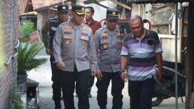 Kapolresta Pati Kombes Pol Andhika Bayu Adhittama didampingi Kapolsek Pati Iptu Heru Purnomo saat giat Jumat Berkah,Jumat (16/08/2024)