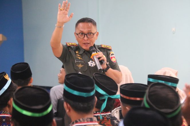 
					Letkol Jon Saragi memberikan kuliah kepada 120 mahasiswa baru di kampus IPMAFA PATI,Rabu (28/8/2024)