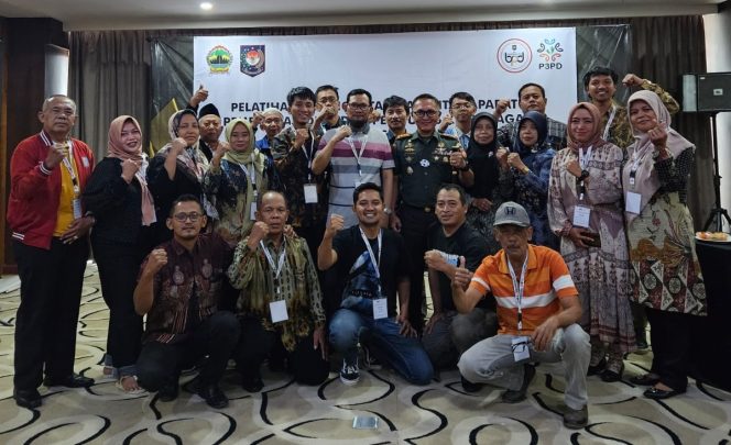
					Komandan Kodim 0718/Pati Letkol Inf Jon Young Saragi, S.Sos besama perwakilan Kades,Sekdes,PKK dan BPD di Hotel MG Setos Semarang,Kamis (29/8/2024)
