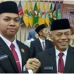 Anggota DPRD Jateng 2024-2029 termuda, Muhammad Rizqi Iskandar Muda (kiri) bersama ayahanda, Iskandar Zulkarnain usai dilantik jadi Anggota DPRD Jateng.(LemonsNews.com)