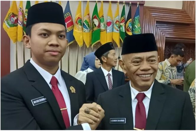 
					Anggota DPRD Jateng 2024-2029 termuda, Muhammad Rizqi Iskandar Muda (kiri) bersama ayahanda, Iskandar Zulkarnain usai dilantik jadi Anggota DPRD Jateng.(LemonsNews.com)