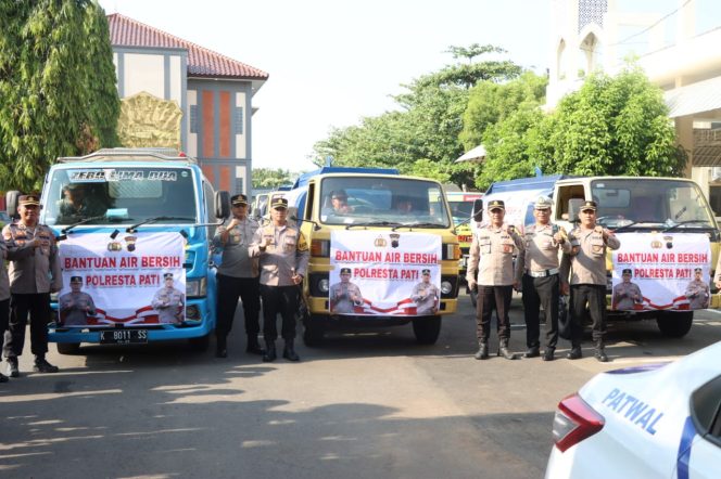 
					Commander Wish Kapolda Jateng, Polresta Pati Salurkan 12 Tangki Air Bersih Untuk Warga yang Terdampak Kekeringan