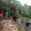 Anggota Koramil 06/Margoyoso beserta warga desa Cebolek Kidul membersihkan dapuran bambu yang ada di tanggul sungai Kali Sat (senin,9/12/2024)