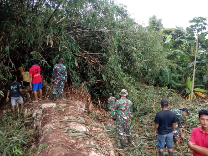 
					Anggota Koramil 06/Margoyoso beserta warga desa Cebolek Kidul membersihkan dapuran bambu yang ada di tanggul sungai Kali Sat (senin,9/12/2024)