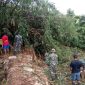 Anggota Koramil 06/Margoyoso beserta warga desa Cebolek Kidul membersihkan dapuran bambu yang ada di tanggul sungai Kali Sat (senin,9/12/2024)
