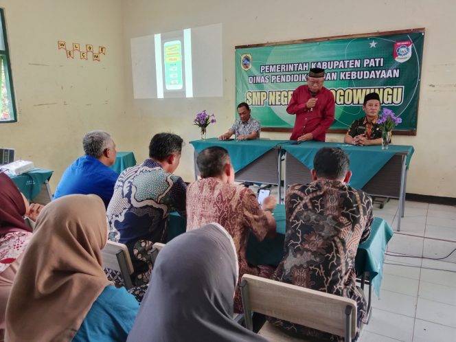 
					SMP NEGERI 2 TLOGOWUNGU SOSIALISASIKAN BUKU PENGHUBUNG ELEKTRONIK
